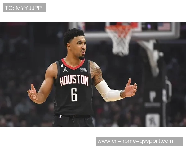 小南斯篮下强势进攻旱地拔葱单臂暴扣展现霸主风范